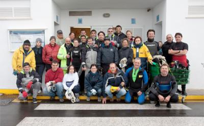 El RCNP retira vertidos semienterrados del fondo marino del puerto de Palma 