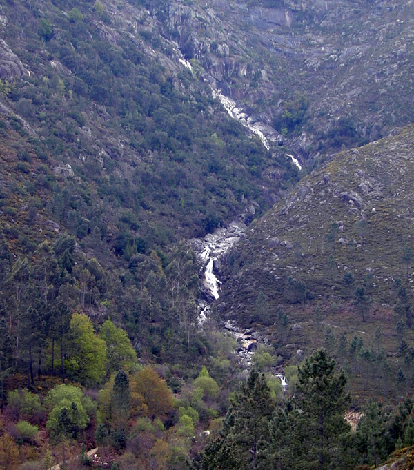  Afluentes en bajada por el valle desembocando en cascada