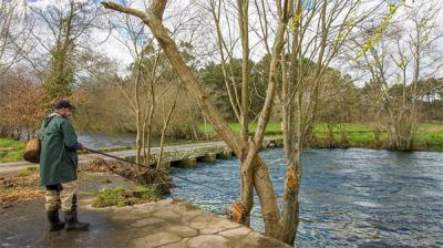 Ríos con mucha agua y el frío dificultan las capturas en la apertura de la temporada de pesca