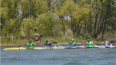 Comenzó la Regata Internacional de piragüismo del Río Negro