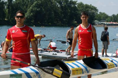 Diego Piña y Víctor Rodriguez concentrados con el equipo k4 1000