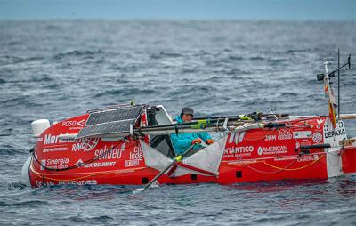 Antonio de la Rosa empieza su desafío remando 22 horas al día contra viento y marea