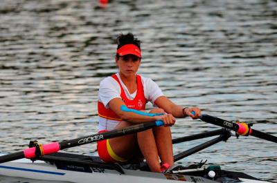 La andaluza Natalia de Miguel (Real Círculo de Labradores) se cuelga la medalla de bronce en skiff ligero.