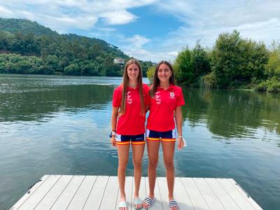 La vasca Naroa Zubimendi de Santiagotarrak y la gallega Raquel Rodriguez, remera de club Cedeira al Campeonato del Mundo juvenil de remo en banco móvil 