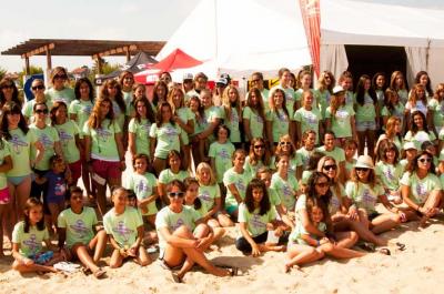 150 chicas participan en Somo en el encuentro nacional del surf femenino