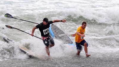 Brandi Baksic (USA) y Travis Grant (AUS) Oro en la carrera técnica de SUP. Australia se llevó la carrera de postas 