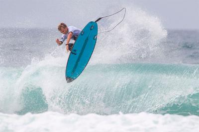 Buenas olas en el principio del JUNIOR PRO SOPELA 