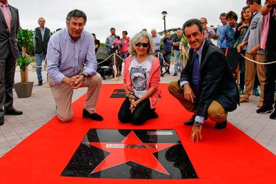 El paseo de las estrellas del surf, rinde homenaje a la figura de la mujer