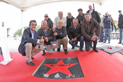 El surfista cántabro Pablo Gutiérrez inaugura el 'Paseo de las Estrellas del Surf' de Somo