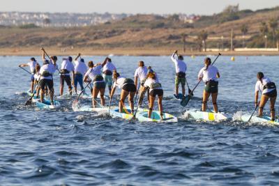 Esperanza Barreras y Fernando Pérez, ganadores de la Copa de España de Larga Distancia en la VI Gran Carrera del Mediterráneo de SUP Race.