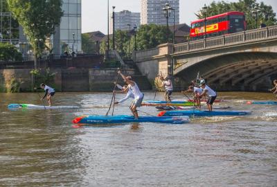 ISA y APP Reafirman su Fuerte Sociedad con el Regreso de la Élite del SUP al Río Támesis en Londres