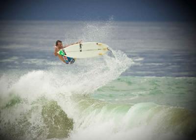 Martín Passeri avanzó a la tercera ronda del Super Surf Internacional en Maresia