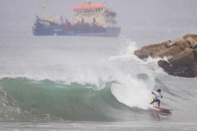 Show de surfing en Costa de Caparica