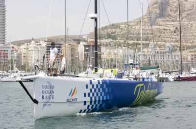 El telefónica azul entra en contacto con las aguas de Alicante