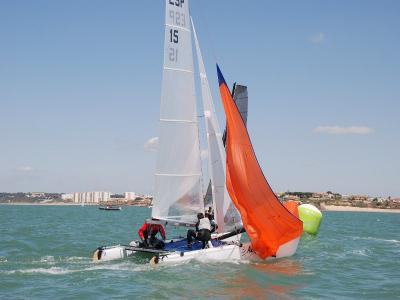 Fernando Lamadrid y Kiki Pastor se mantienen imbatidos en el Campeonato de Andalucía de Catamarán