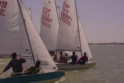 La flota de Snipe de Cádiz ceñlebra la última regata de su liga