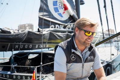 Alex Thomson visita Barcelona a bordo del Hugo Boss boat