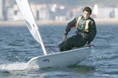 El equipo de  la selección gallega Novacaixagalicia, preparado para el podio en el Campeonato de España de Láser  