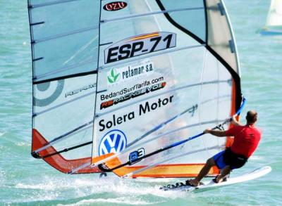 Fernando Martinez del Cerro defiende titulo  en el campeonato de españa de formula windsurfing