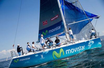 Iker Martínez y Támara Echegoyen, patrones del equipo Movistar en Sanxenxo