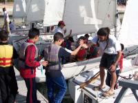 Los niños aprenden en el Real Club de Regatas de Alicante. Vuelve la Semana Azul.