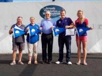 Puerto Calero hace entrega de la bandera azul a los barcos del Team SCA y Endeavour Sailing