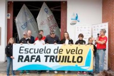 Rafael Trujillo hará entrega del último trofeo de  Campeón del Mundo Master de vela Clase Finn al REAL CLUB NÁUTICO DE LA LÍNEA. 