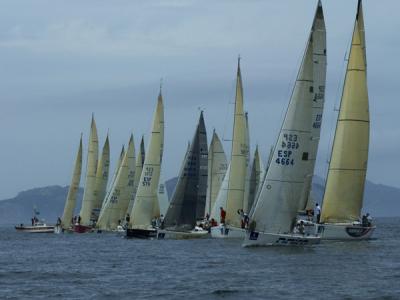 Pecas lidera la regata larga del Conde de Gondomar. El Quebramar Fifty primero en virar en tiempo real en Carrumeiro Chico.