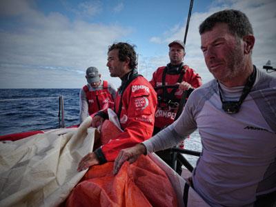 Camper navega en regata hacia Puerto Montt