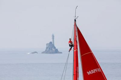 Dongfeng Race Team lidera la flota de la Volvo Ocean Race a su paso por Fastnet Rock red-line