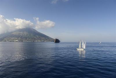 Rolex Middle Sea Race: Esimit Europa 2  escapa del pozo