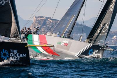 Viva México se dirige a puerto con una vela dañada