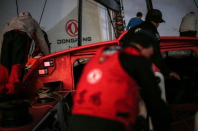 VOR: “Dongfeng” rompe el timón de babor yendo primero 