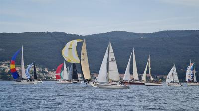  1ª PRUEBA XXVI Regata Almirante Rguez. Toubes -Solamente tres barcos llegaron en tiempo a la meta de Vilagarcía