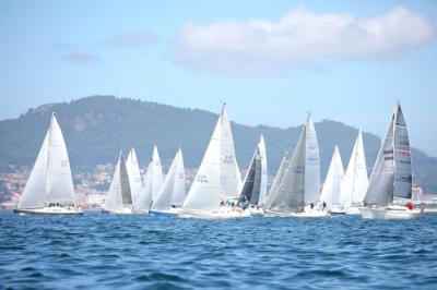 Aceites Abril se impuso en Combarro y lidera la Regata Rías Baixas, con Magical y Sailway en segunda y tercera plaza