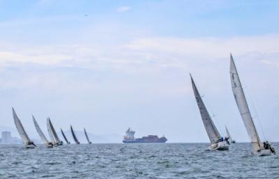 Buen viento y un gran número de veleros en el estreno de la temporada de crucero del Monte Real