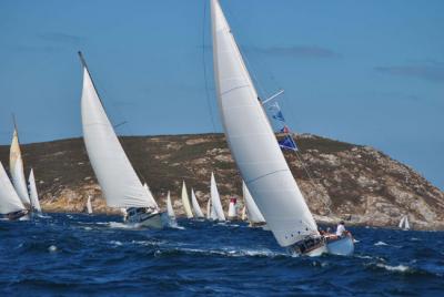 Cyrenne y Arosa X primeros lideres de la VI REGATA ILLAS ATLÁNTICAS de barcos clásicos y de época 