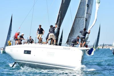 El barco de Sotogrande ‘Aviador’ de Gabriel Medem logra su primer título autonómico en el ranking de Cruceros.