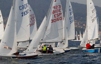 El poco viento en Vigo no ayuda a la flota de snipe, cadete y vaurien que disputa la Semana