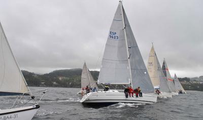 Enxuto lidera por poco margen la regata RÍa de Pontevedra