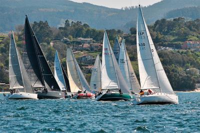 La flota de la 7ª Regata Interclubes se comprime en cabeza para la recta final del circuito