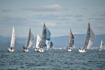 La flota de la 8ª Regata Interclubes afronta este sábado el penúltimo asalto en la ría de Pontevedra