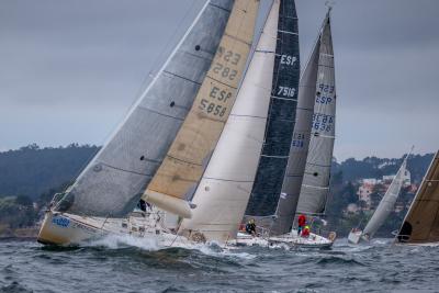 Los líderes de la 10ª Regata Interclubes Ría de Pontevedra apuran sus opciones en una emocionante penúltima etapa