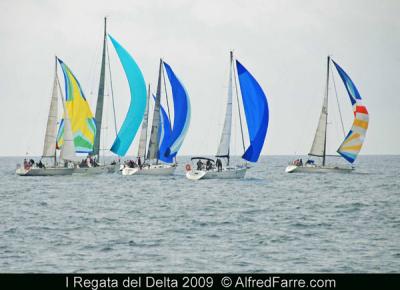 Magnifica salida de la I edicion de la regata del Delta. La flota navega hacia Sant Carles de la Rapita en condiciones optimas.