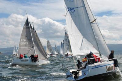 Magnífica jornada de regatas con la 1ª tirada del Trofeo Enmacosa de Cruceros en la ría de Pontevedra 