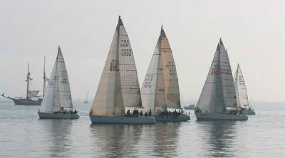 Mal comienzo de la clase crucero santanderina. Sin viento no hay regata