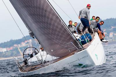 Oral Group” sorprende a “Pairo 8” y “Sirius V” y lidera la clase regata de la Guardiamarina 