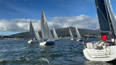 Santanas, Fixius y Orlando dominan la primera etapa de la Liga de Cruceros de la Ría de Arousa