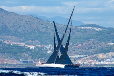 ‘Bullitt’ consolida su liderazgo tras una emocionante jornada de regata costera en la Barcelona Maxi Yacht Regatta