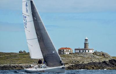 DUE la embarcación de Fernando González y Rafael Blanco lider de la III Regata Vuelta al Barbanza